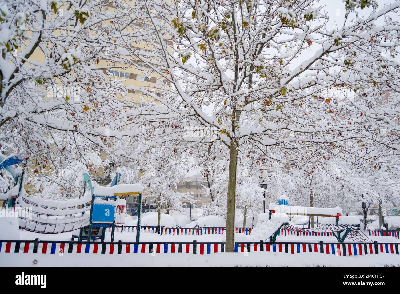 Schnee. Straßen, die mit einer weißen Schneedecke bedeckt sind, die alle Elemente der Straße bedeckt. 2. 3. Dezember. 2023. Weißer Mantel. Deutschland. Stockfoto
