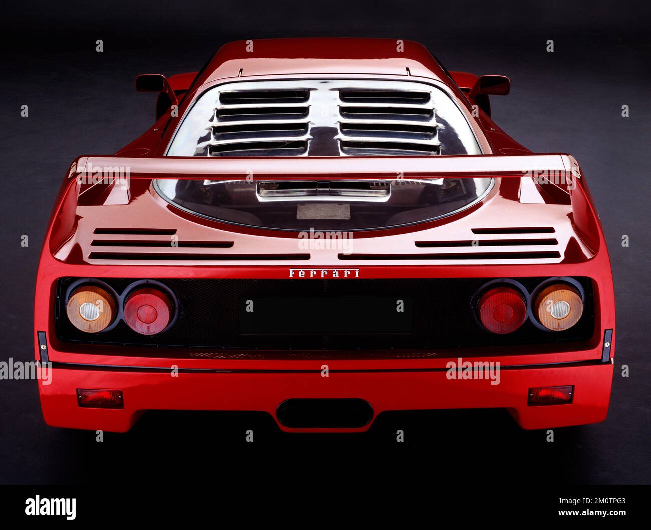 Gescanntes Bild eines Ferrari F40 Supersportwagens, Rückansicht, London, Großbritannien, aufgenommen auf Film um 1986 Stockfoto
