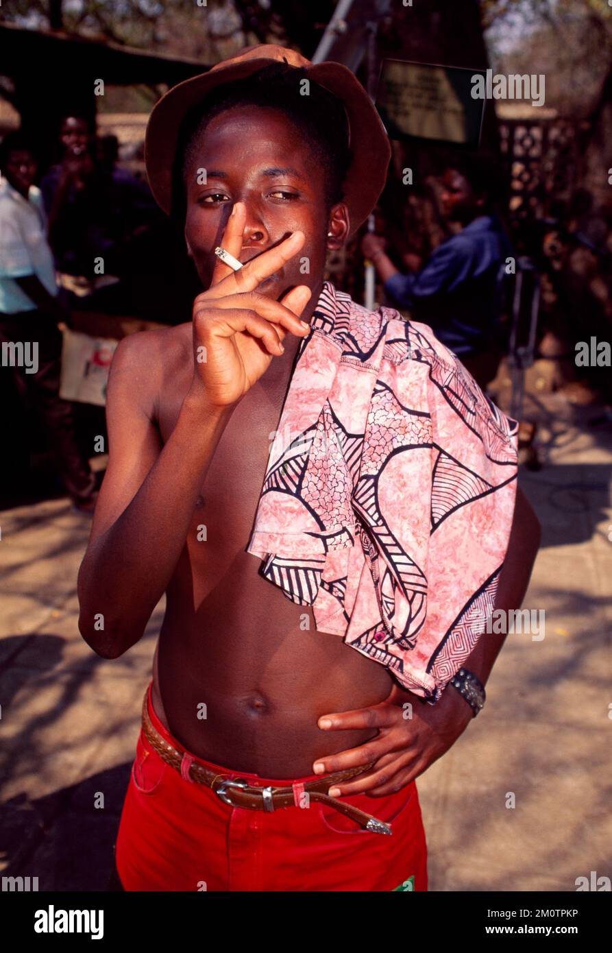 Ein Junge, der in Simbabwe eine Zigarette raucht Stockfoto