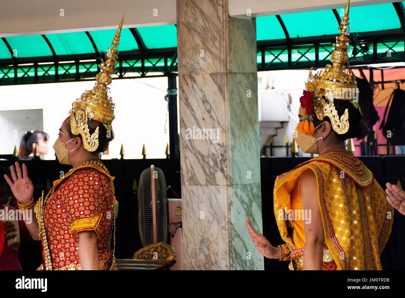 Thailändische Tänzerin betet Respekt und macht ein Votivangebot, erlöse einen Schwur auf einen gott San Thao Maha Phrom oder Lord Maha Brahma am Erawan-Schrein in Pa Stockfoto