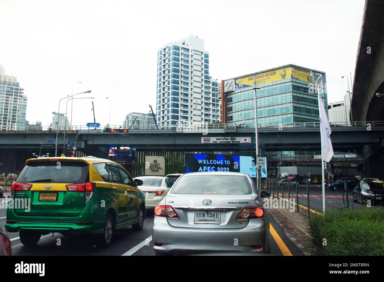 Werfen Sie einen Blick auf die thailändische und japanische Freundschaftsbrücke und das Büro im Hochhaus mit thailändischen Fahrern auf Straßen und Trappen Stockfoto