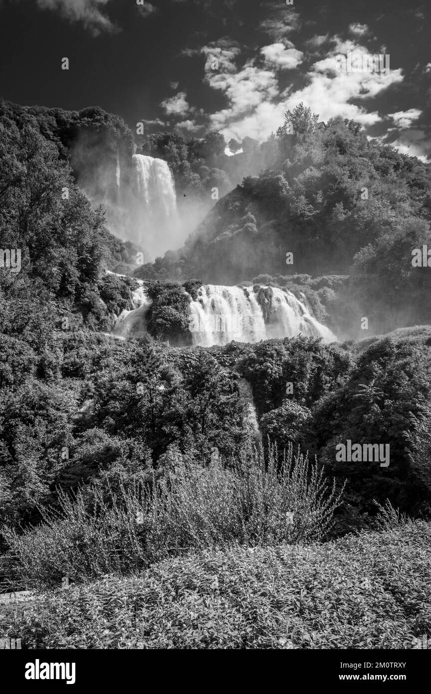 Die Majestät des Marmore-Wasserfalls. Traumumbrien. Schwarz auf Weiß Stockfoto