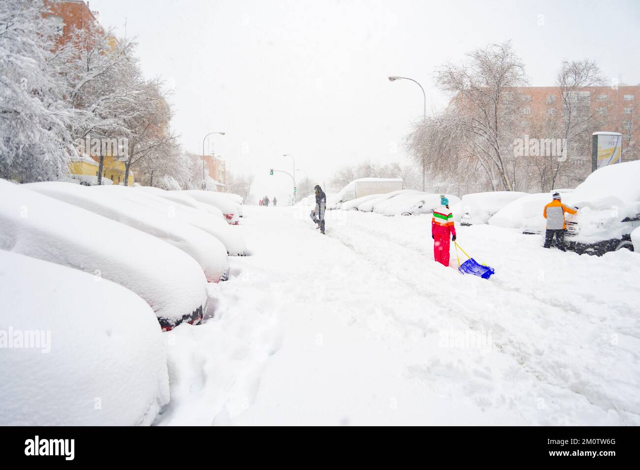 Schnee. Straßen, die mit einer weißen Schneedecke bedeckt sind, die alle Elemente der Straße bedeckt. 2. 3. Dezember. 2023. Weißer Mantel. Deutschland. Stockfoto