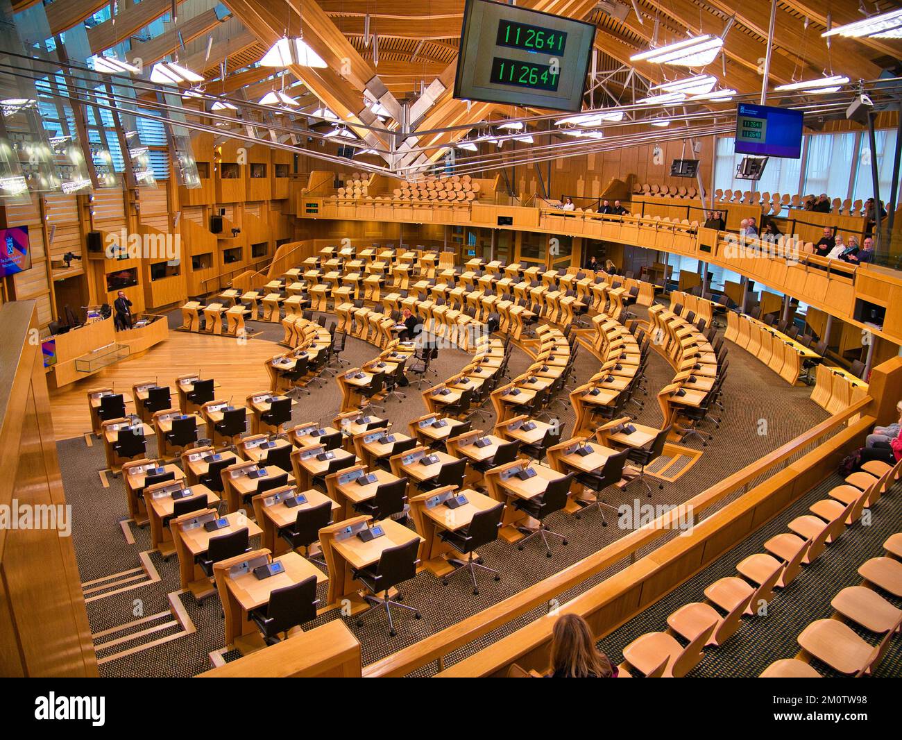 Die Diskussionskammer im Scottish Parliament Building in Holyrood, Edinburgh, Schottland, Vereinigtes Königreich. 131 Schreibtische und Stühle für die gewählten Mitglieder und das S Stockfoto