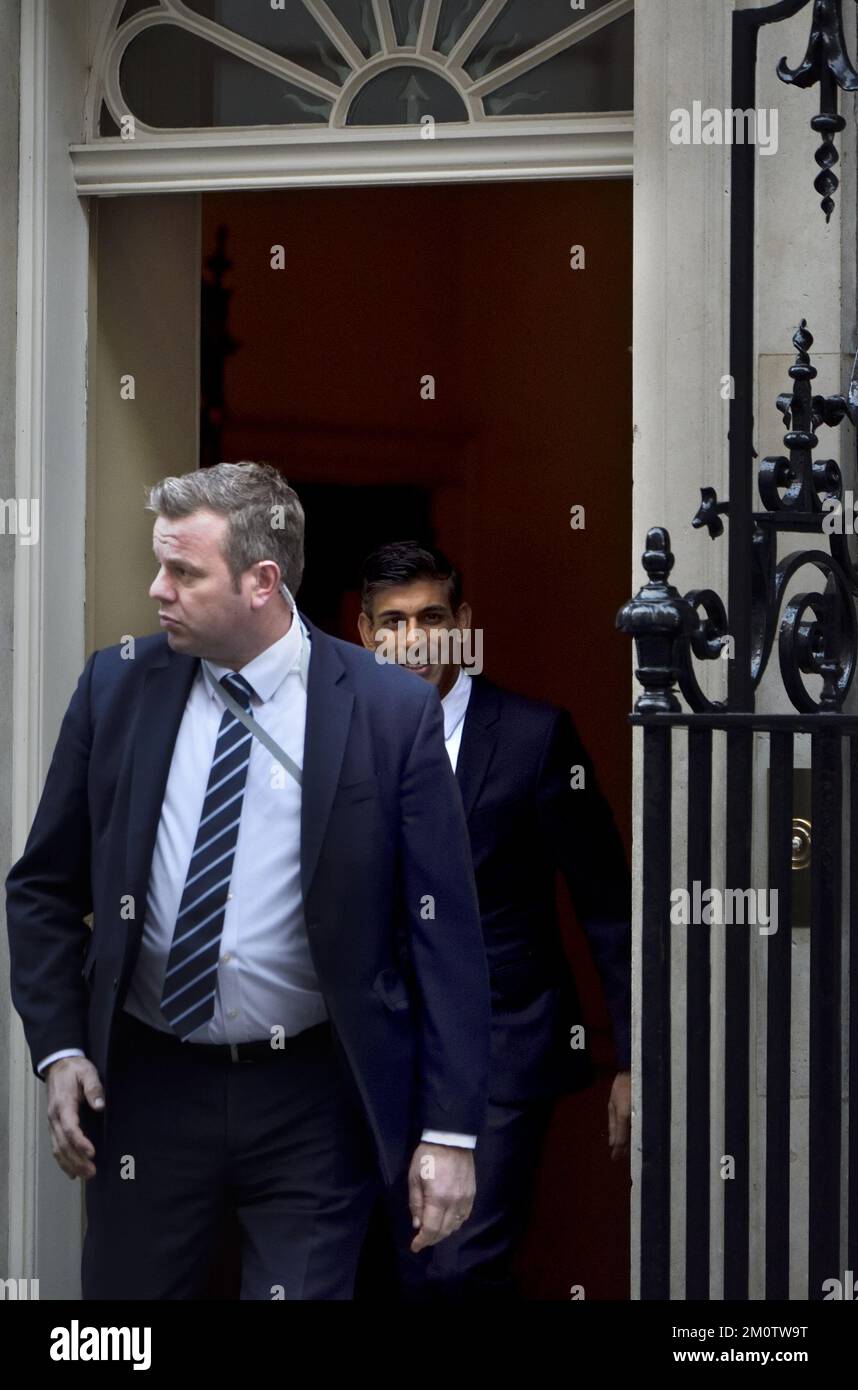 Der britische Premierminister Rishi Sunak verlässt die Downing Street 10 für Fragen des Premierministers im Parlament. 7.. Dezember 2022 Stockfoto