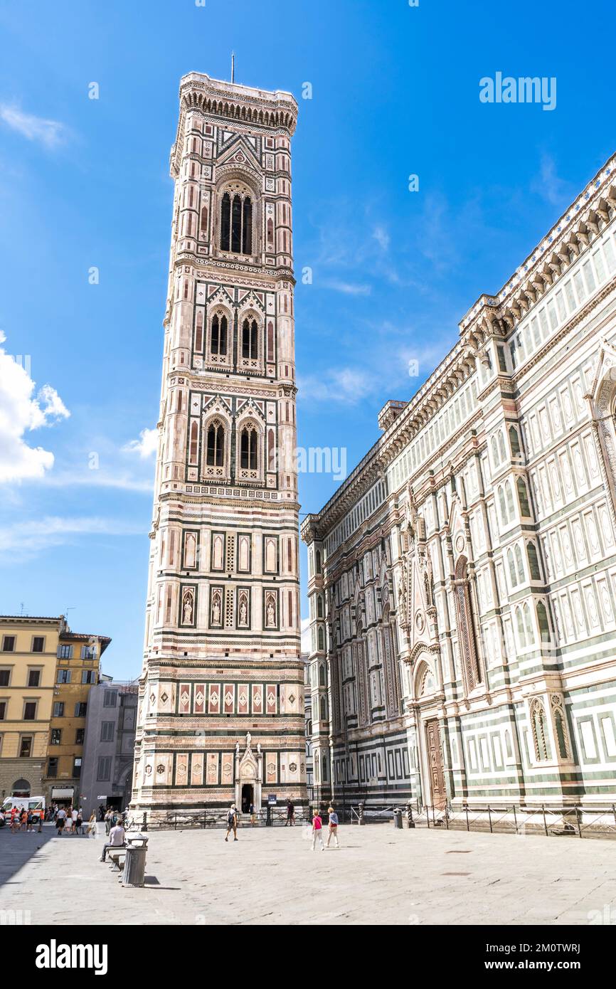 Giotto's Campanile, ein Glockenturm, der Teil des Komplexes der Kathedrale von Florenz ist, am Duomo Platz, Florenz, Italien. Stockfoto
