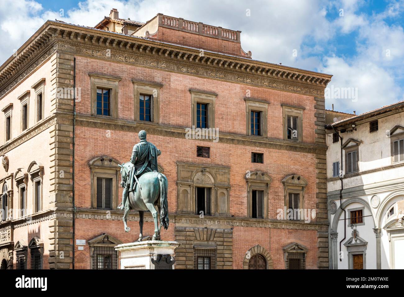 Palazzo Budini Gattai, erbaut im 16.. Jahrhundert im manneristischen Stil, und Statue des Ferdinando I de Medici auf der piazza Santissima Annunziata, Florenz Stockfoto