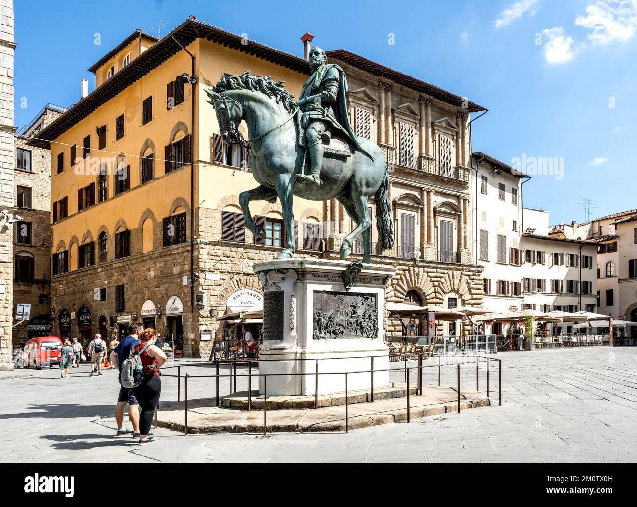 Das Reitdenkmal Cosimo I, eine Bronzestatue, die von Giambologna geformt und 1594 errichtet wurde, befindet sich auf dem Platz Signoria, Florenz, Toskana, Italien Stockfoto