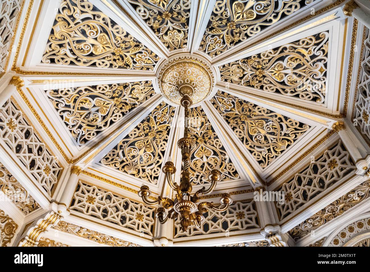 Goldenes achteckiges Zimmer, Innere des Schlosses Sammezzano, vom Aussterben bedrohter Palast aus dem 19.. Jahrhundert im maurischen Stil, Reggello, Provinz Florenz, Italien Stockfoto