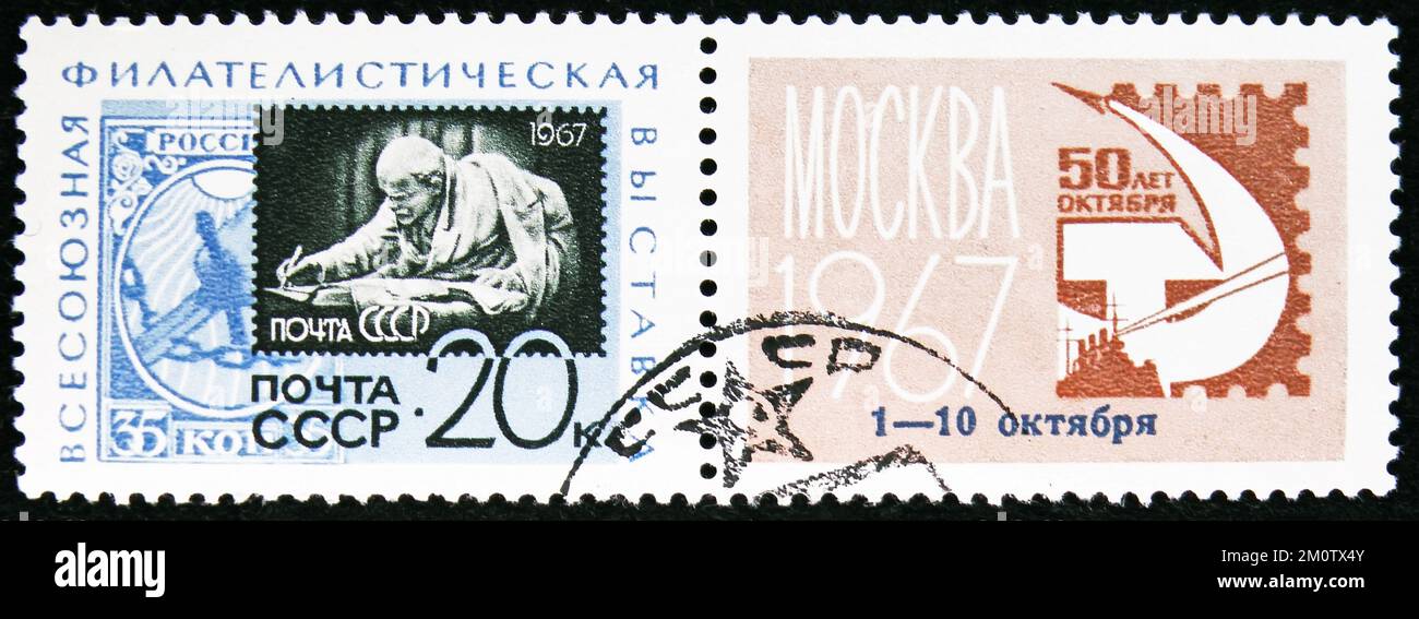 MOSKAU, RUSSLAND - 29. OKTOBER 2022: In der UdSSR gedruckte Briefmarken zeigen russische Stempel von 1918 und 1967, All-Union Philatelic Exhibition - '50. Annive Stockfoto