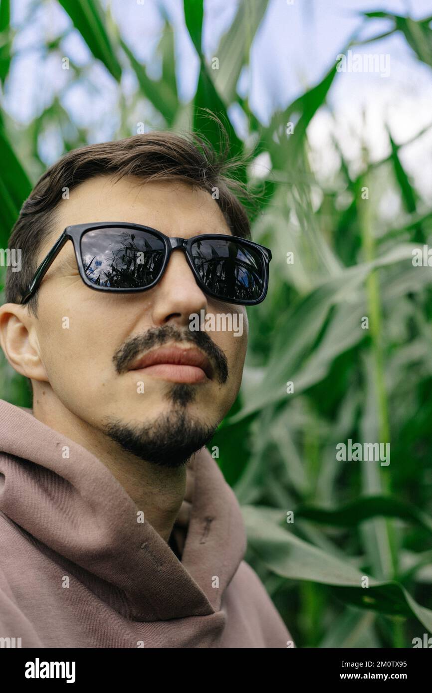 Großes männliches Porträt. Ein Mann mit dunkler Brille, Schnurrbart und Bart. Stockfoto