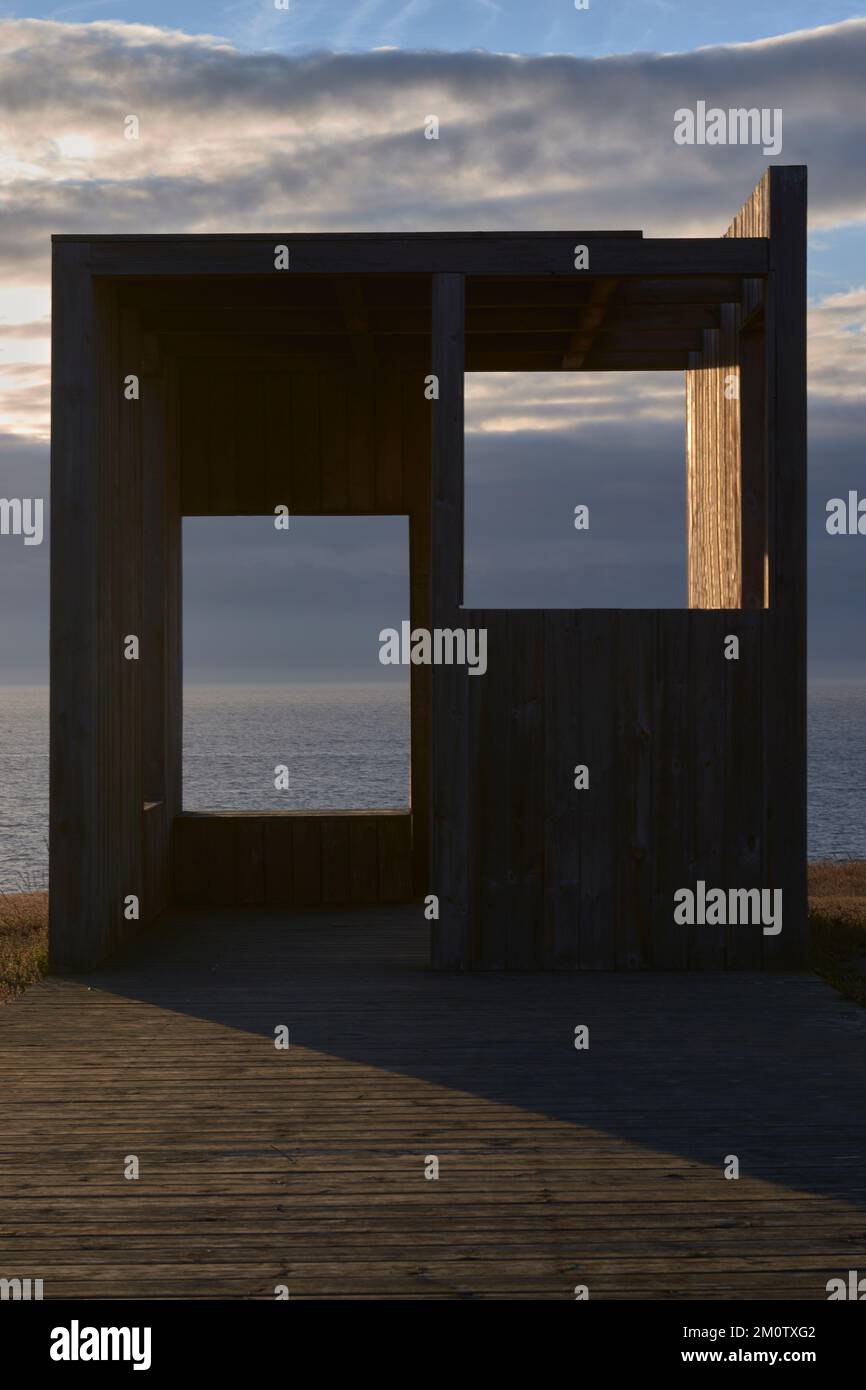 Aussichtspunkt aus Holz in der Nähe des Meeres in Einer Coruna Stockfoto