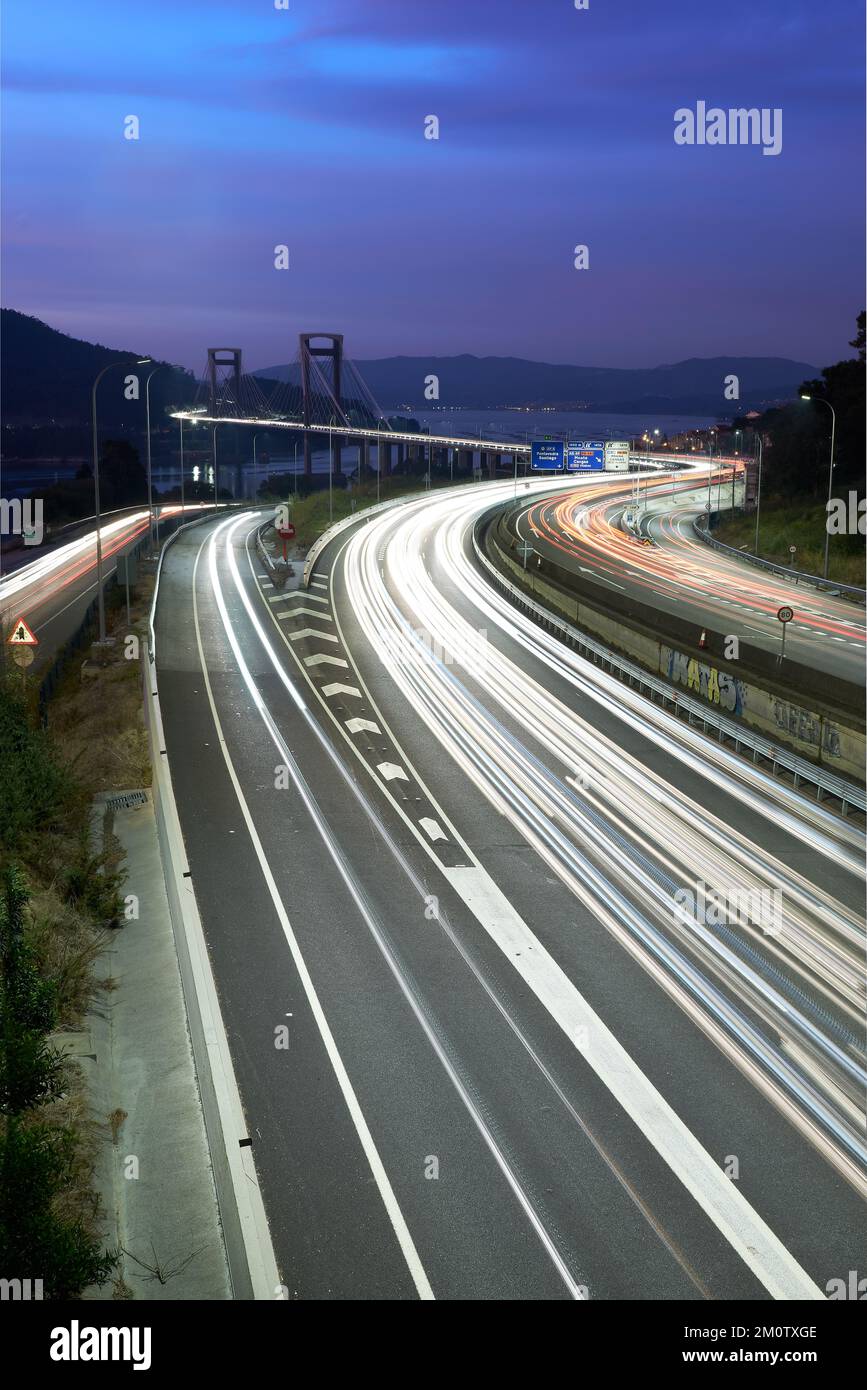 In der Abenddämmerung fließt der Autobahnverkehr Stockfoto