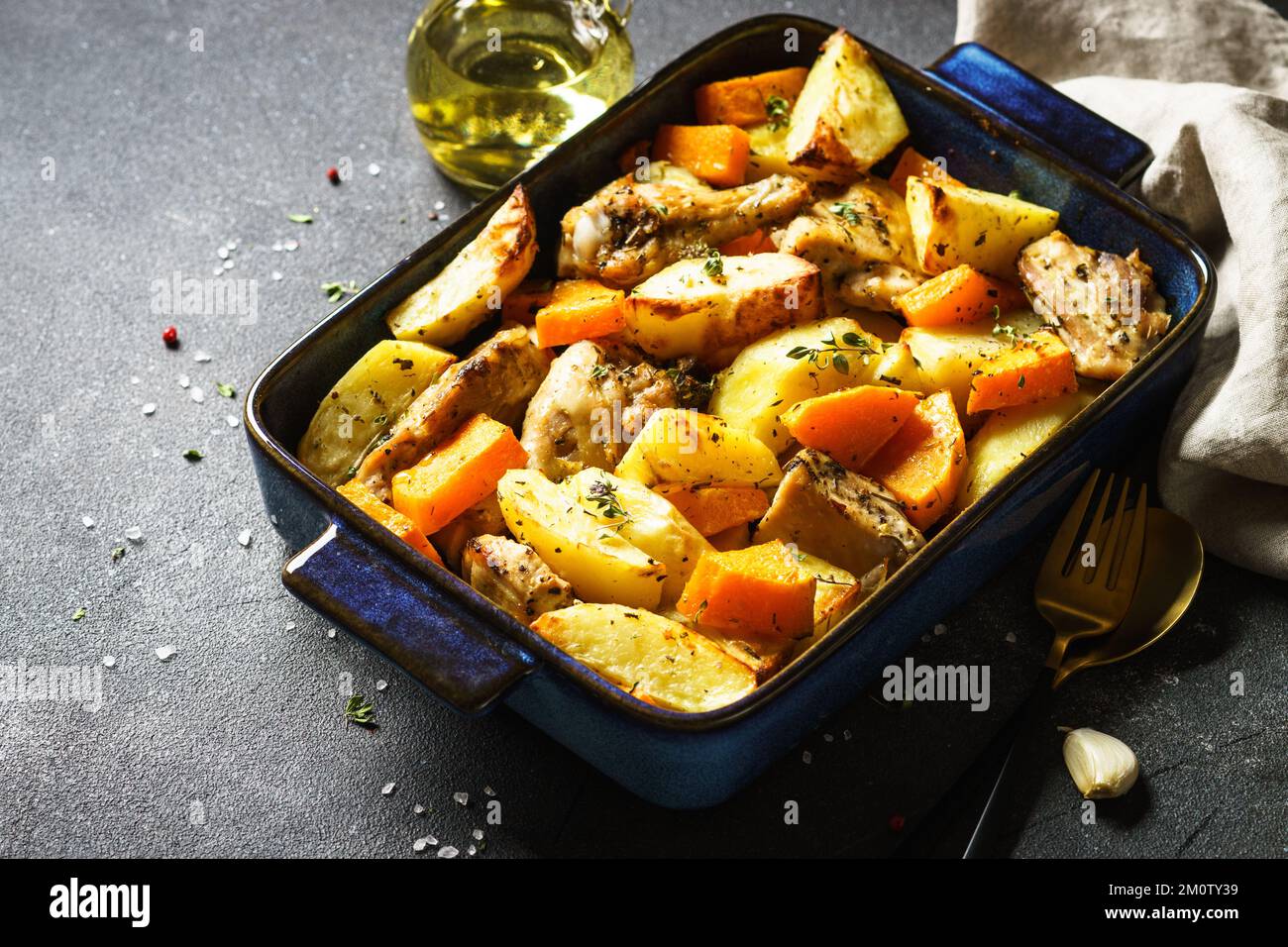 Hühnerfleisch mit Kürbis und Kartoffeln. Stockfoto