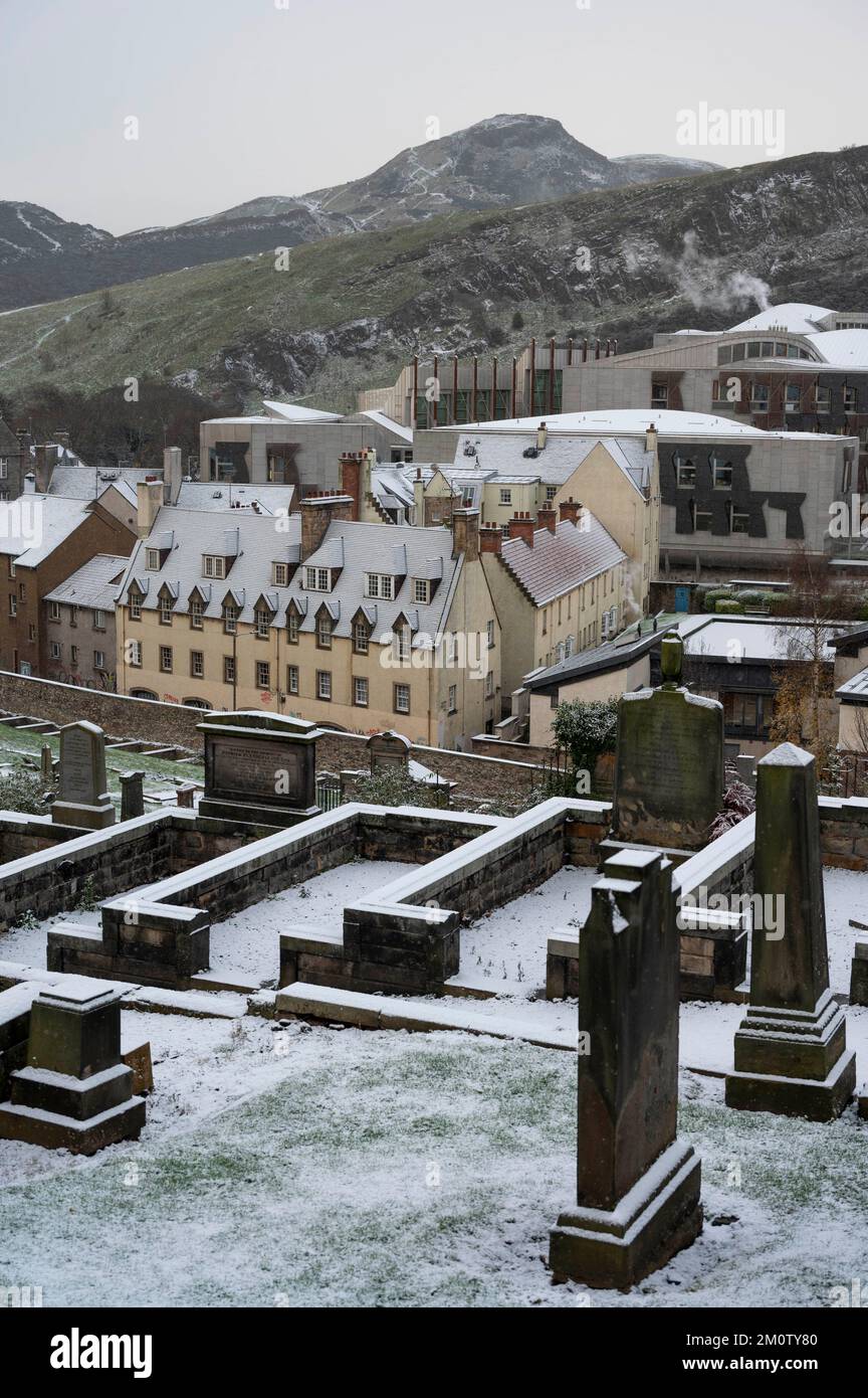 Donnerstag, 8.. Dezember 2022: Edinburgh, Schottland, Vereinigtes Königreich. Wetter. Ein kalter Witterungseinbruch im Vereinigten Königreich brachte eine leichte Schneebedeckung in die schottische Hauptstadt. Neues Grabstätte in Calton mit Arthurs Seat und Salisbury Crags in der Ferne und Dampf aus dem schottischen Parlament. Stockfoto