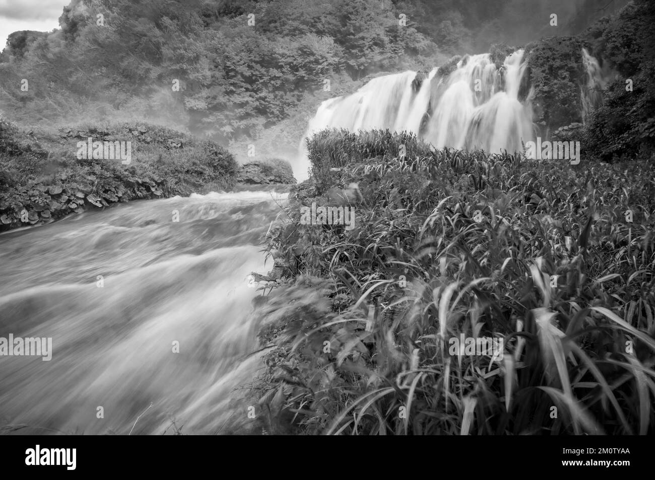 Die Majestät des Marmore-Wasserfalls. Traumumbrien. Schwarz auf Weiß Stockfoto