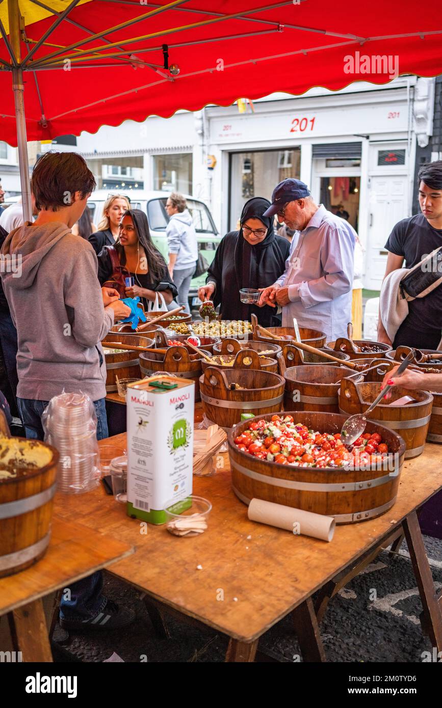 Lebensmittelstand auf dem Portabello Road Market in London, England, Großbritannien Stockfoto