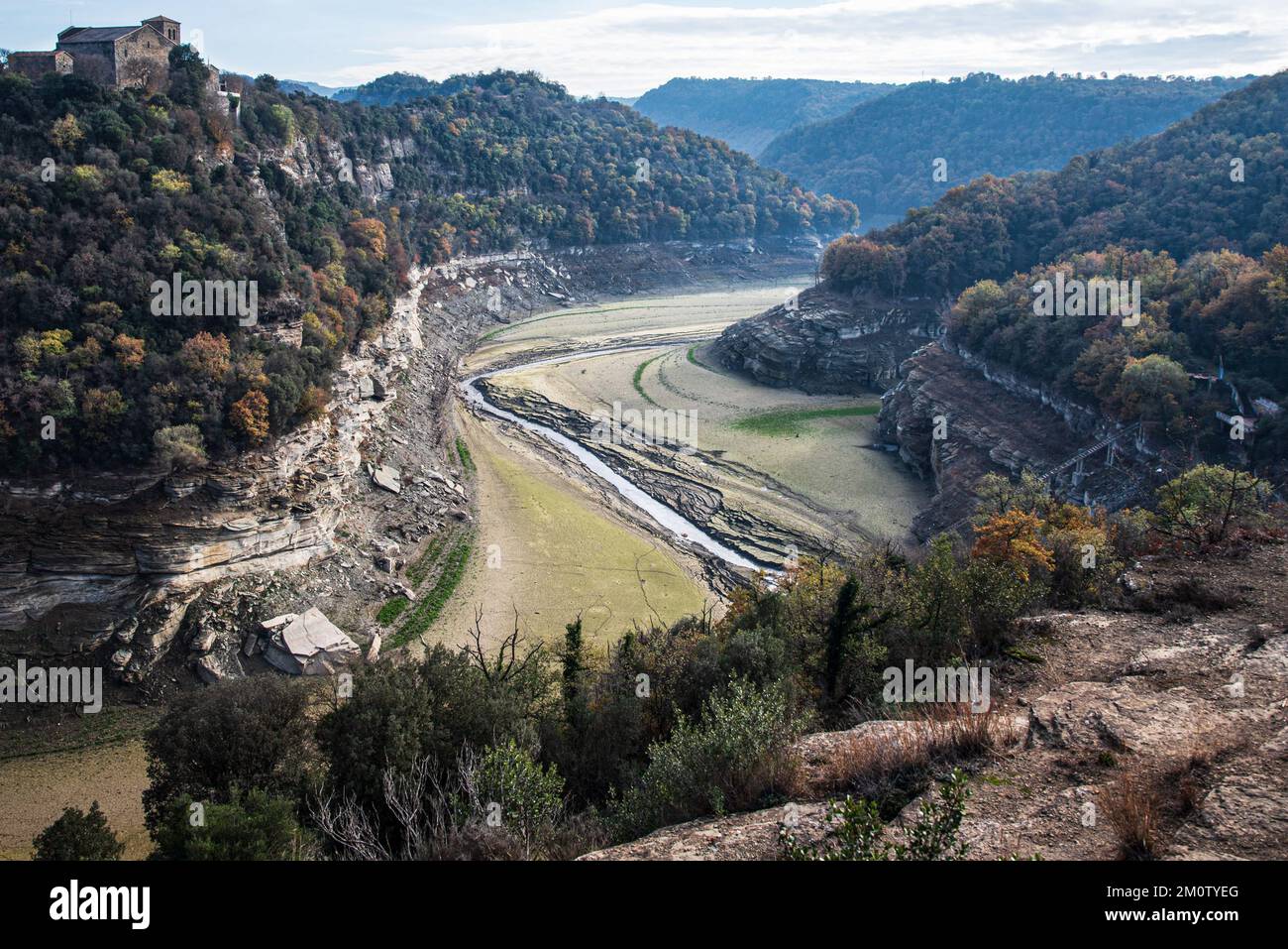 Vilanova de Sau, Katalonien, Spanien. 6.. Dezember 2022. Der Klimawandel hat 208 Kilometer des Flusses Ter in der katalanischen Grafschaft Osona aufgrund des fehlenden Regens und der extremen Sommerhitze fast vollständig ausgetrocknet. Seit Monaten ist Spanien von extremer Dürre betroffen. Die Region in der Nähe von Vilanova de Sau verfügt über weniger als 30 % ihrer Wasserkapazität. Vor mehr als 50 Jahren verfügte der Sau-Reservoir über mehr als 90 % seiner Wasserkapazität. Der Klimawandel hat das Gebiet drastisch beeinträchtigt und verlassene Landschaften mit klaren Anzeichen von Dürre hinterlassen. (Kreditbild: © Ximena Borrazas/SOPA Bilder über ZUMA Press WI Stockfoto