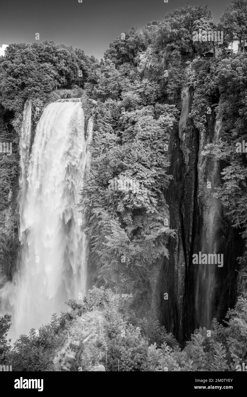 Die Majestät des Marmore-Wasserfalls. Traumumbrien. Schwarz auf Weiß Stockfoto