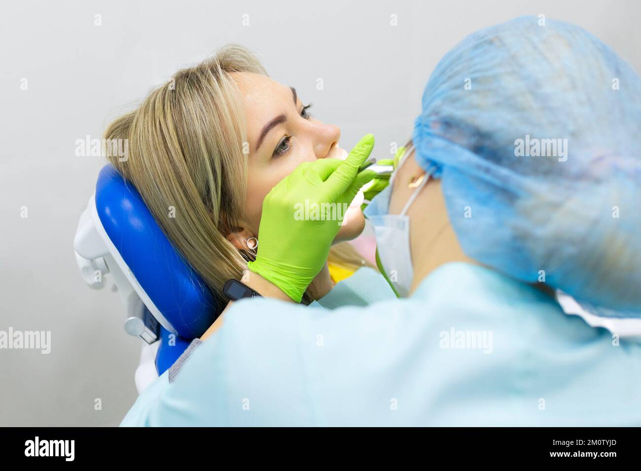Zahnärztliches Gesundheitskonzept. Weiblicher Mund bei Behandlung in einer Zahnklinik, Stockfoto