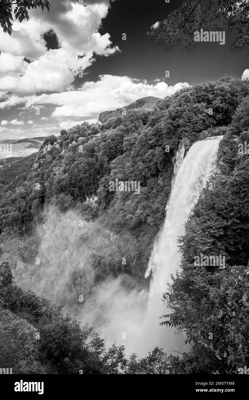 Die Majestät des Marmore-Wasserfalls. Traumumbrien. Schwarz auf Weiß Stockfoto