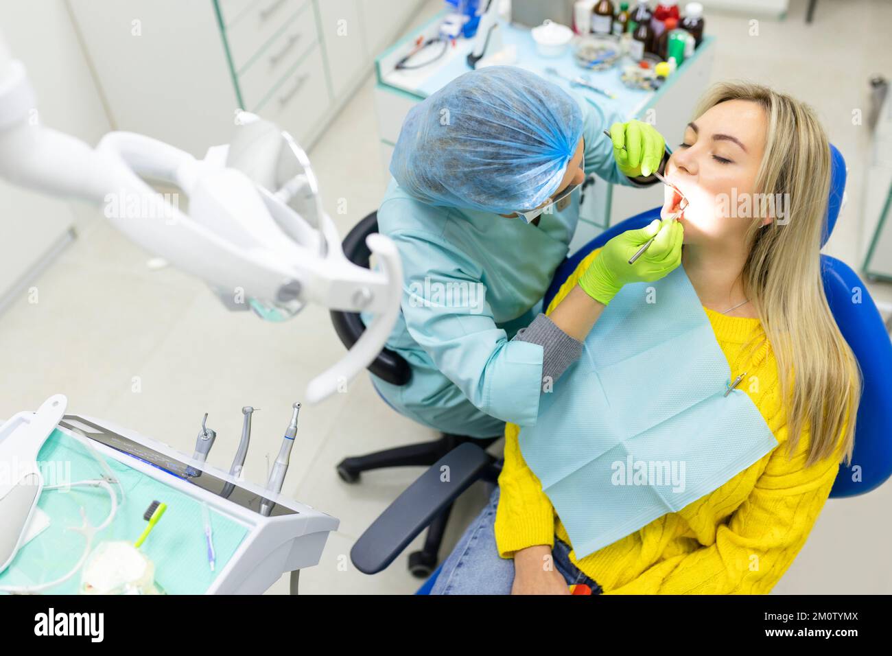 Zahnärztliches Gesundheitskonzept. Weiblicher Mund bei Behandlung in einer Zahnklinik, Stockfoto