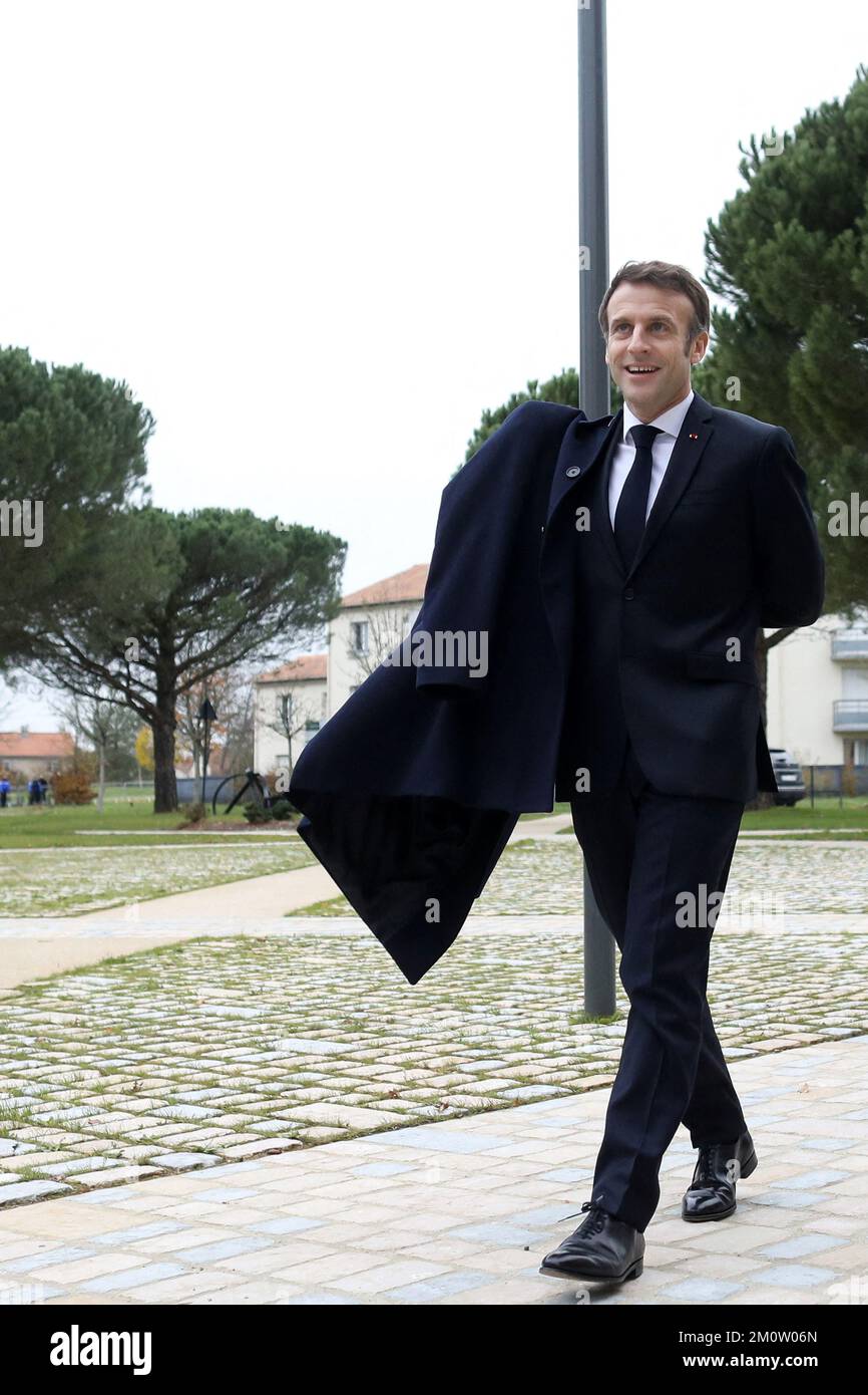 Fontaine-le-Comte, Westfrankreich. 08/12/2022, Präsident Emmanuel Macron trifft am 8. Dezember 2022 im Rathaus in Fontaine-le-Comte im Westen Frankreichs ein, um den Picta'Bus zu besuchen, ein mobiles Präventionsgerät für Teenager. Foto: Stephane Lemouton/Pool/ABACAPRESS.COM Stockfoto