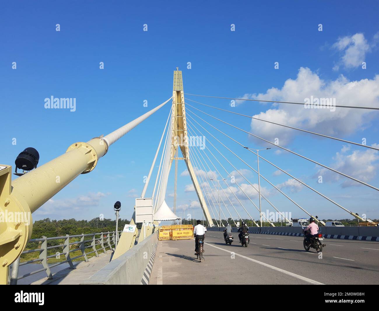 Die Signature Bridge ist eine Seilbrücke mit freitragendem Spar, die den Yamuna-Fluss im Abschnitt Wazirabad überspannt und Wazirabad mit Ost-Delhi verbindet Stockfoto