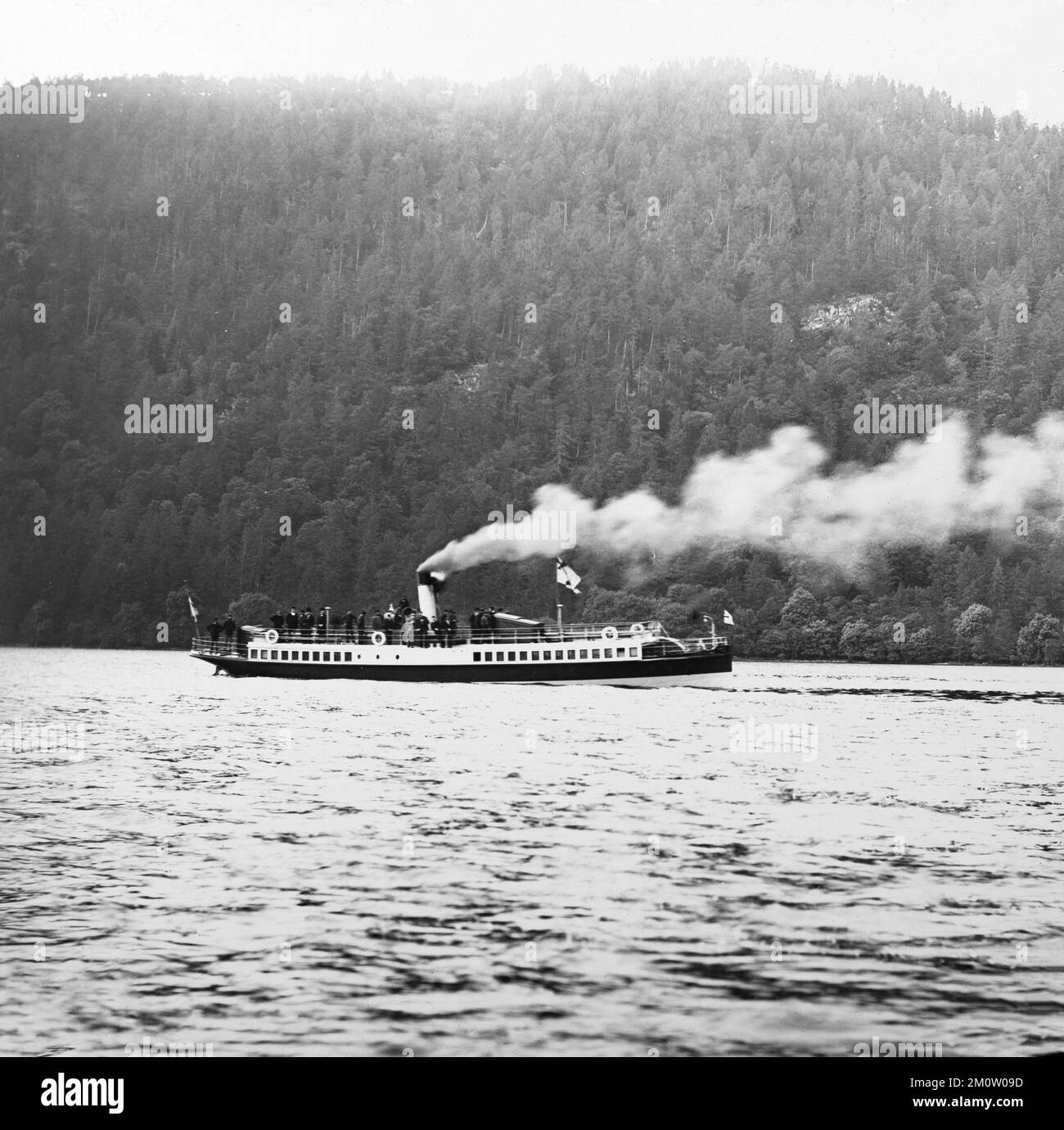 Ein Schwarzweißfoto aus dem späten 19.. Jahrhundert, das die Steam Cruiser SS Lady of the Lake auf Loch Tay in Schottland zeigt. Stockfoto