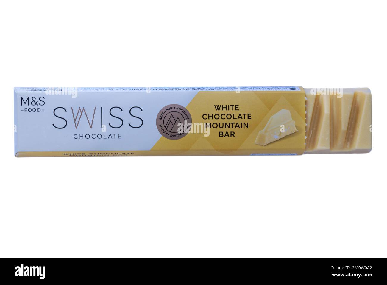 Swiss Chocolate White Chocolate Mountain Bar von M&S isoliert auf weißem Hintergrund geöffnet - Schweizer weiße Schokolade mit Honig und Mandel Nougat Stockfoto
