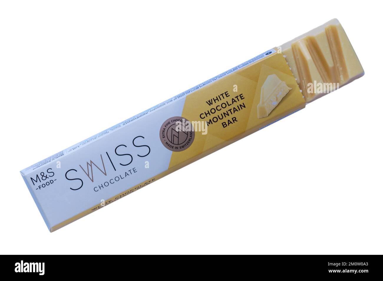 Swiss Chocolate White Chocolate Mountain Bar von M&S isoliert auf weißem Hintergrund geöffnet - Schweizer weiße Schokolade mit Honig und Mandel Nougat Stockfoto