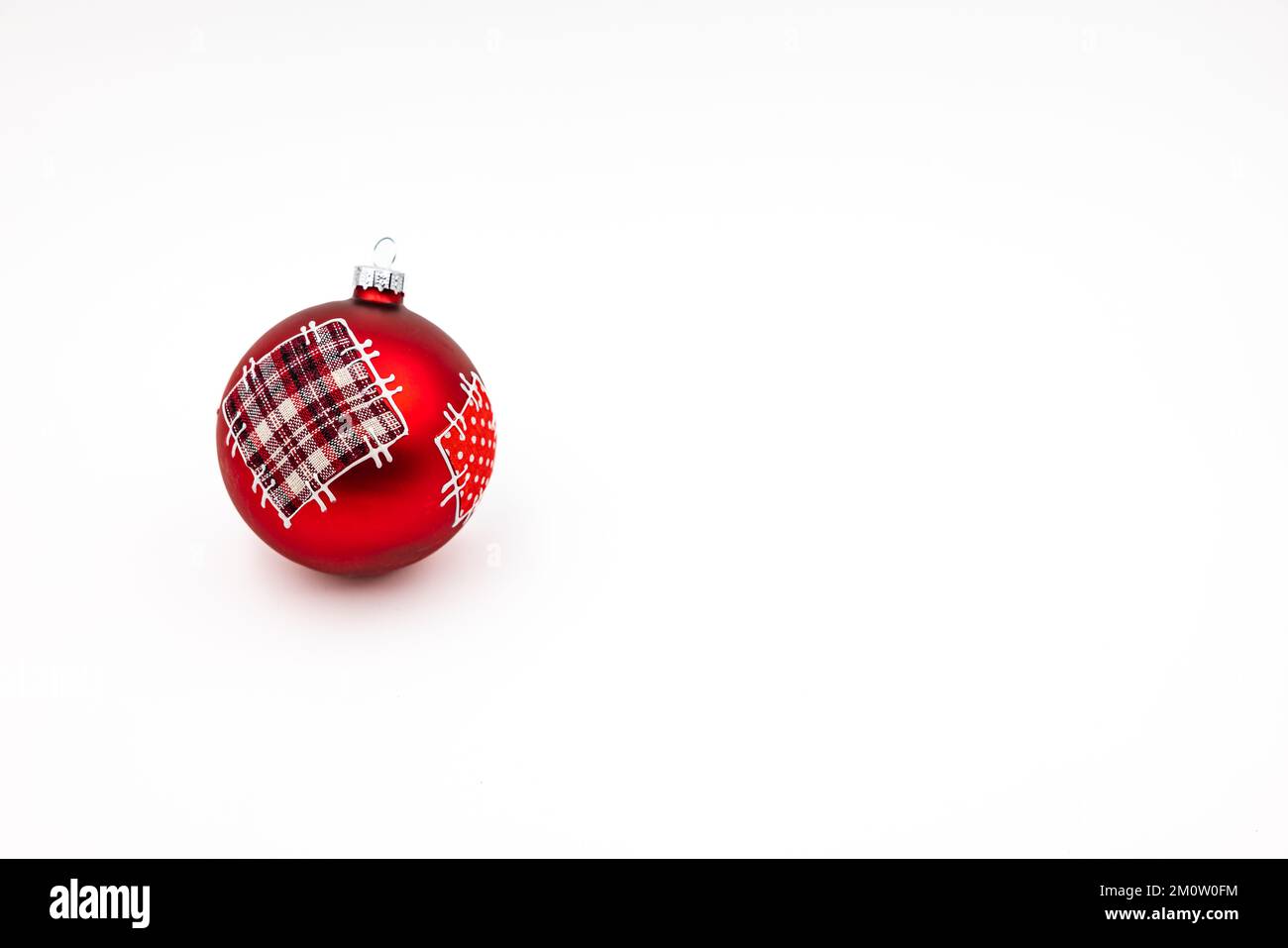 Eine unverwechselbare rote Weihnachtskugel, isoliert vor weißem Hintergrund im Studio Stockfoto