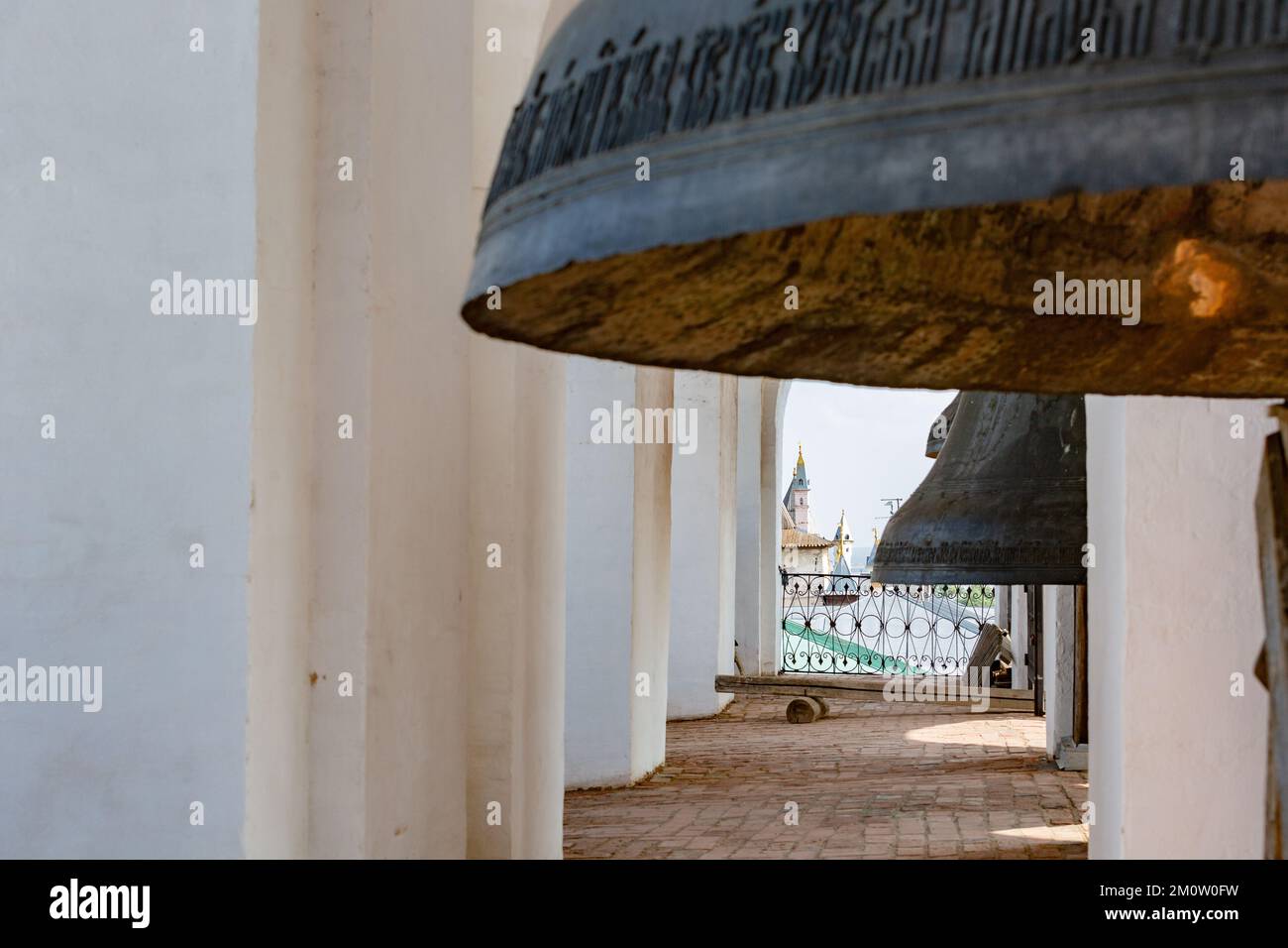 Rostow der große, Russland - 29. Juli 2016: Schneeweiße Festungsmauern von Rostow in sonnigen Sommertag, riesige Glocke auf dem Hintergrund der Uspenskij Kathed Stockfoto