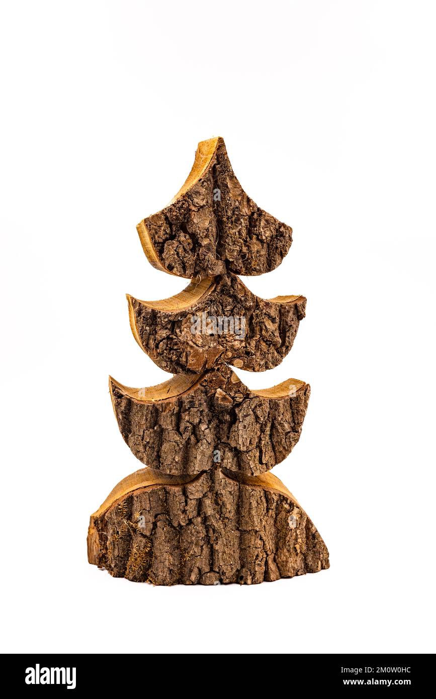 Ein Holzwerk, das im Studio als hölzerner Weihnachtsbaum vor weißem Hintergrund freigesetzt wurde Stockfoto