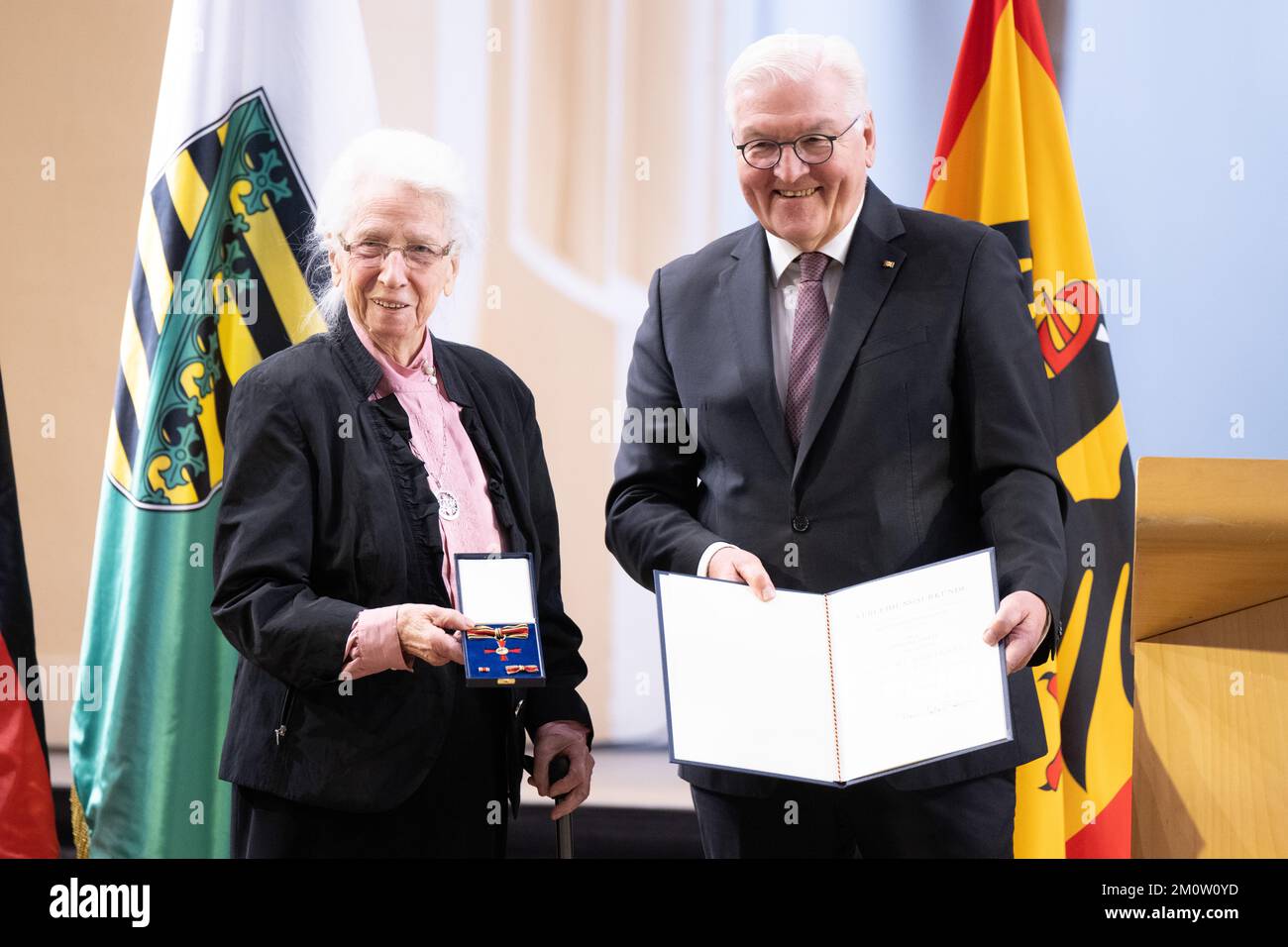 Freiberg, Deutschland. 08.. Dezember 2022. Bundespräsident Frank-Walter Steinmeier verleiht Christine Hinkel in St. Nicholas-Kirche. Steinmeier betreibt drei Tage lang sein offizielles Geschäft in Freiberg, Sachsen. Kredit: Sebastian Kahnert/dpa/Alamy Live News Stockfoto