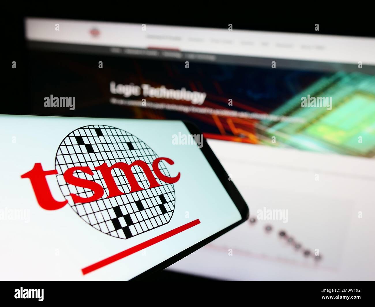 Mobiltelefon mit Logo der Firma Taiwan Semiconductor Manufacturing Company (TSMC) auf dem Bildschirm mit Website. Konzentrieren Sie sich auf die Mitte des Telefondisplays. Stockfoto