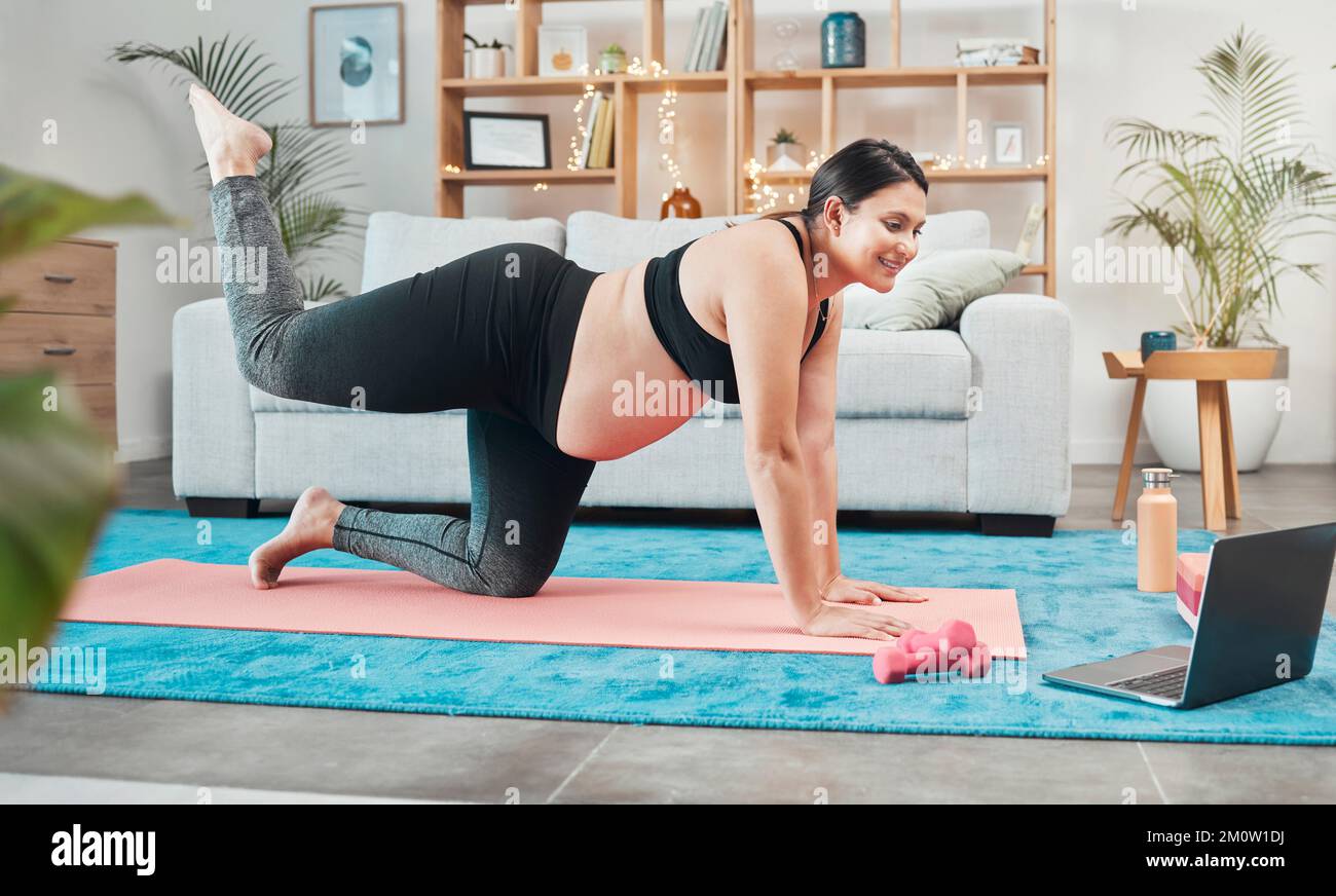 Yoga, schwangere Frau und Meditation mit Laptop, Online-Kurs und Lounge für Wellness oder Fitness. Schwangerschaft, Gerät oder Frau mit Frieden, Zen oder Ruhe Stockfoto