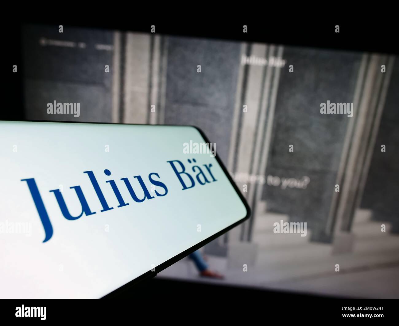 Handy mit Logo des Schweizer Bankunternehmens Julius Baer Group AG auf dem Bildschirm vor der Business-Website. Konzentrieren Sie sich auf die Mitte des Telefondisplays. Stockfoto