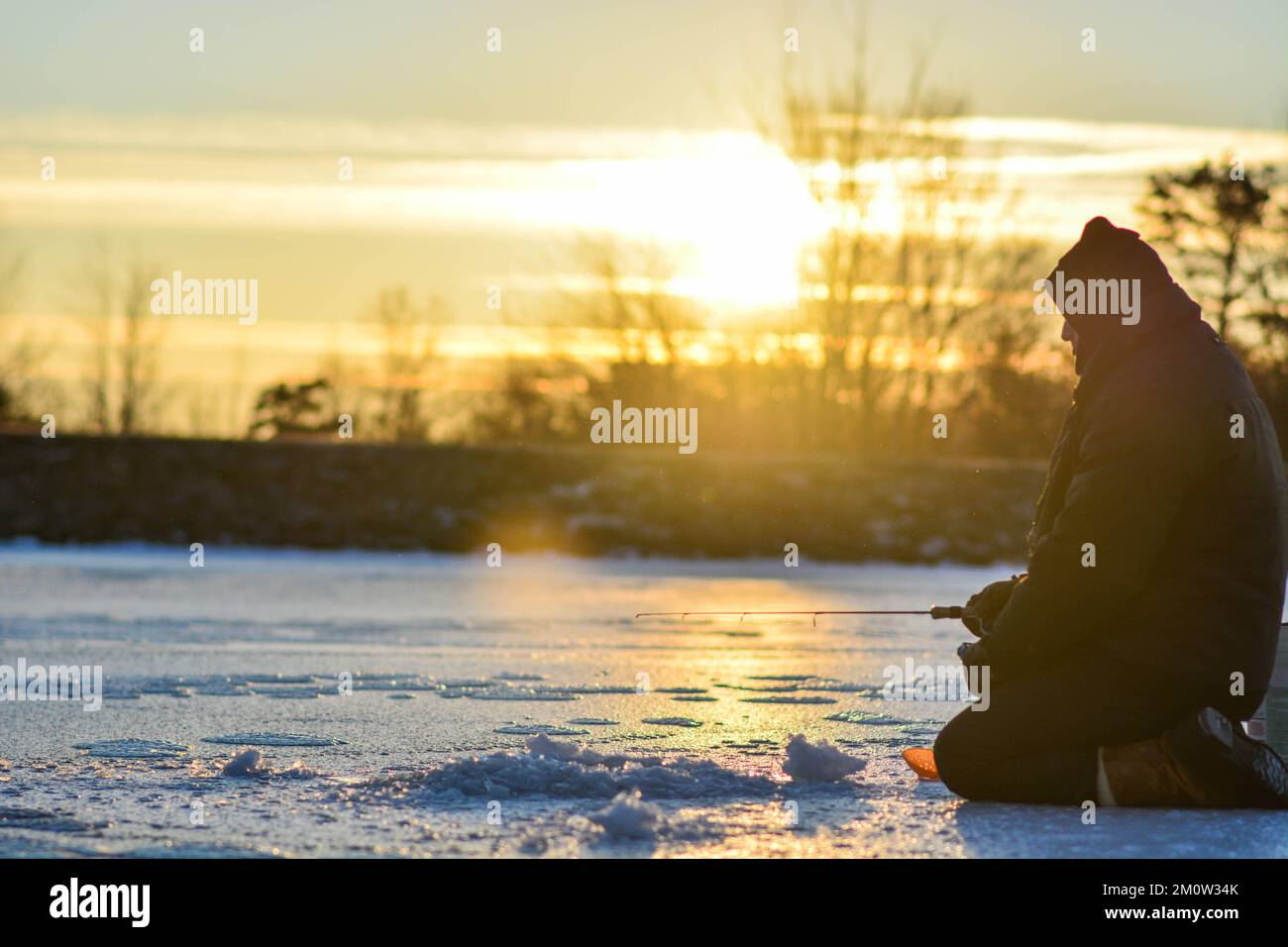 Winterangeln auf Eis, Hobby-Freizeitaktivitäten, Fischen Stockfoto