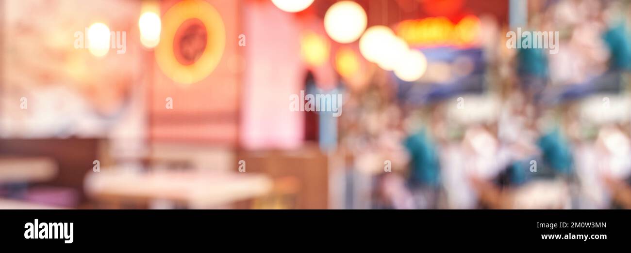 Verschwommener Hintergrund für das Restaurant im Innenbereich. Asiatisches Café. Fastfood-Coffee House. Unkonzentrierte Bürodekoration. Bokeh thai Bar im Hintergrund Stockfoto