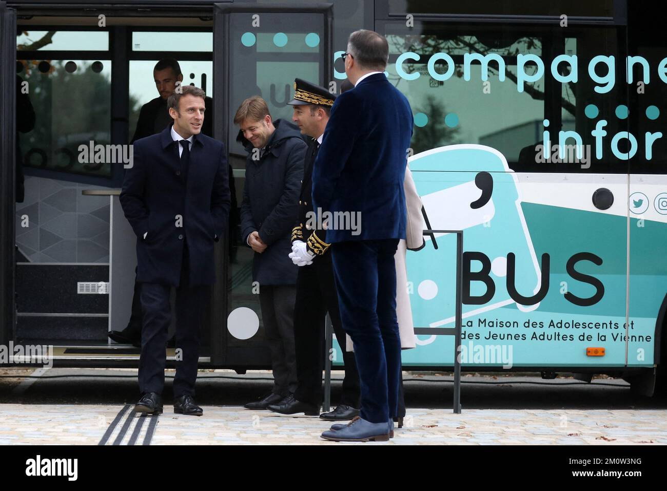 Fontaine-le-Comte, Westfrankreich. 08/12/2022, Präsident Emmanuel Macron besucht am 8. Dezember 2022 den Picta'Bus, ein mobiles Präventionsgerät für Teenager in Fontaine-le-Comte, Westfrankreich. Foto: Stephane Lemouton/Pool/ABACAPRESS.COM Stockfoto