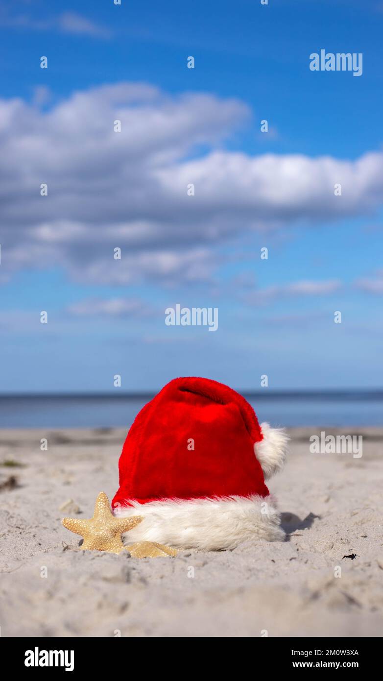 Santa Claus Hut und Seesterne am Sandstrand Stockfoto