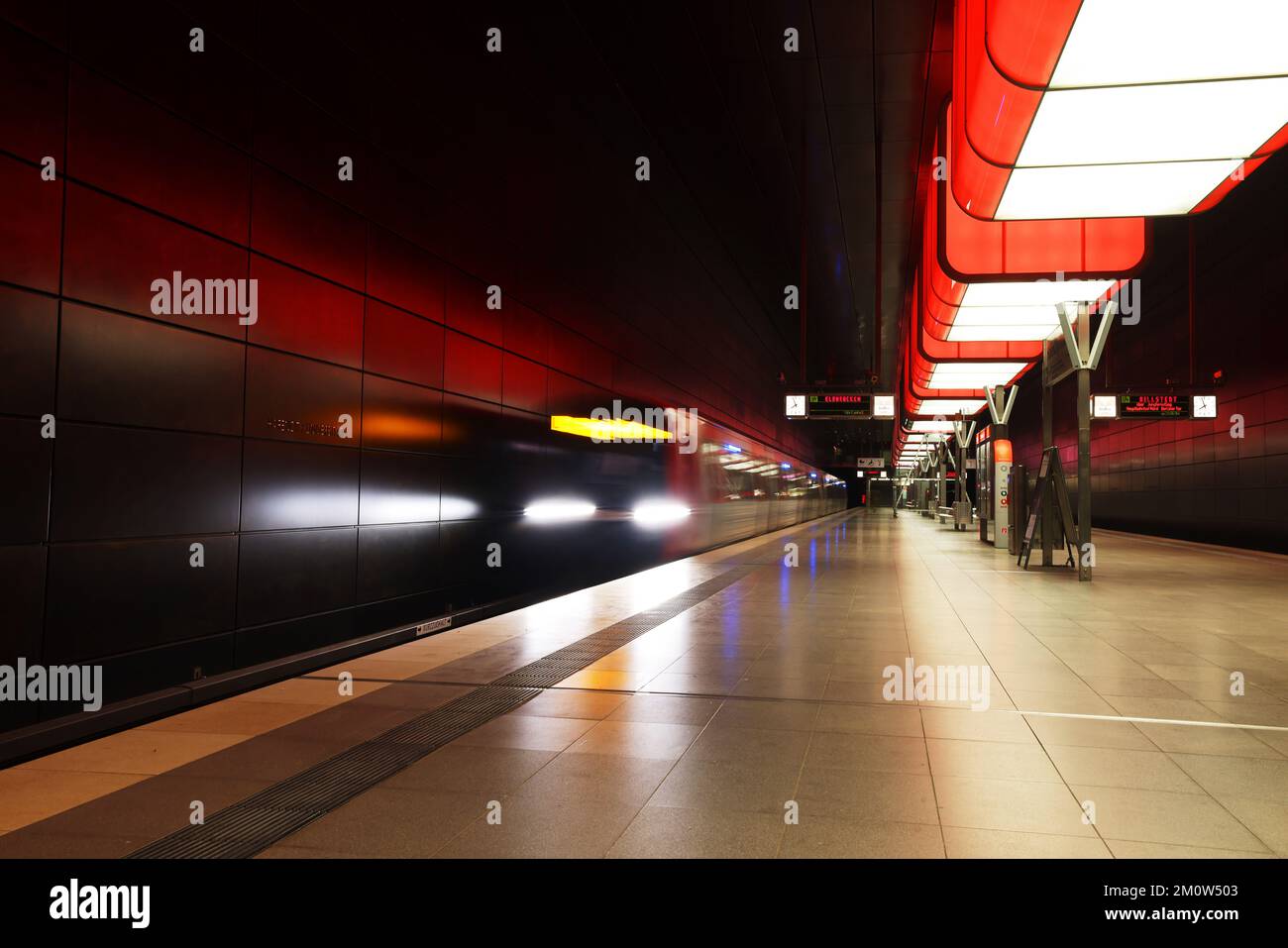 U-Bahn, U-Bahnstation, Verkehr, Hamburger Metro, Hamburger U-Bahn, Hamburg U-Bahn, Metro, Transport, U-Bahnhof oder moderne Architektur, U-Bahn Stockfoto