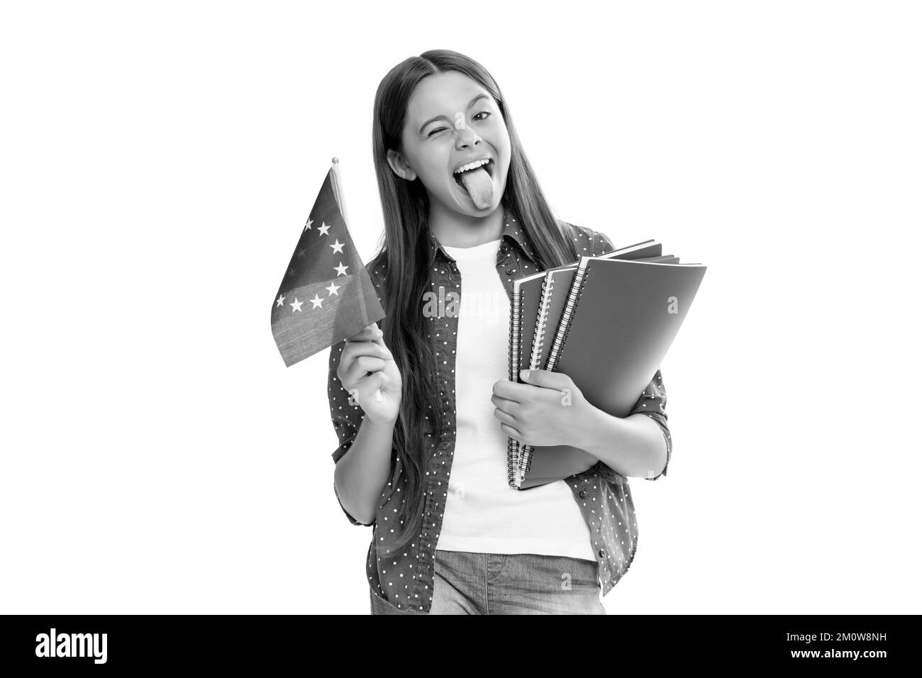 Lustige Teenager-Mädchen halten eu-Flagge und Schule Copybook für das Studium, zurück zur Schule Stockfoto