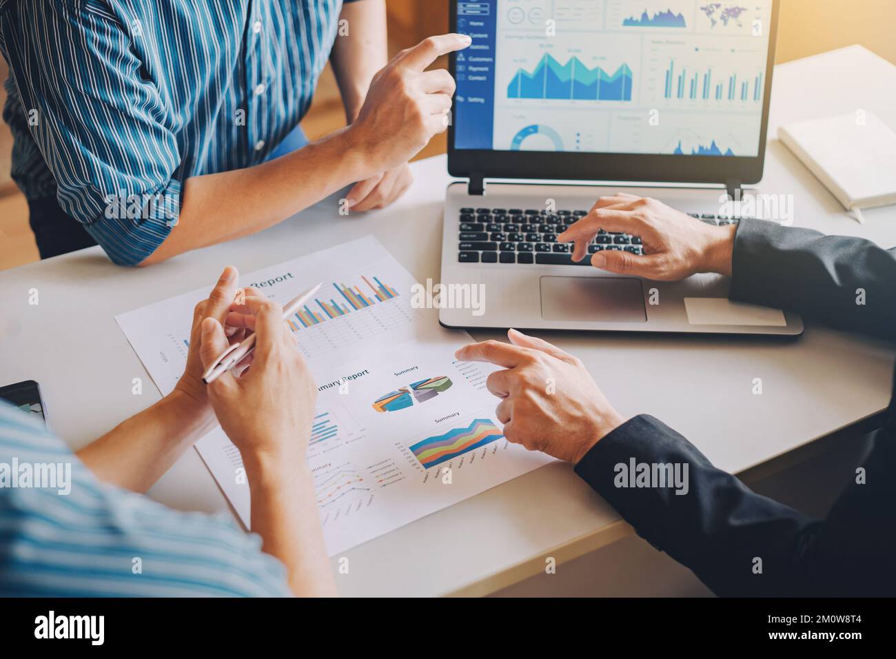 Business Investment Consultant analysiert Unternehmensfinanzberichte Arbeiten mit Dokumenten Diagramme.Konzept für Marketing-Meeting. Stockfoto