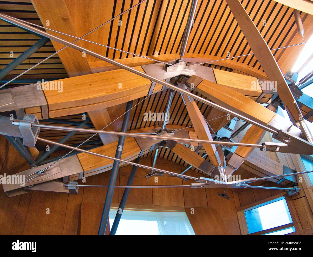 Eichenbalken und Steckverbinder aus Edelstahl auf dem Dach der Debattierkammer im Scottish Parliament Building in Holyrood, Edinburgh, Schottland, Großbritannien. Stockfoto