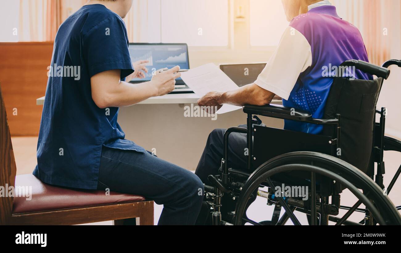 Nach Unfall und Rehabilitation kann ein behinderter Mann wieder arbeiten. Konzept der Einstellung von Mitarbeitern mit Behinderungen. Stockfoto