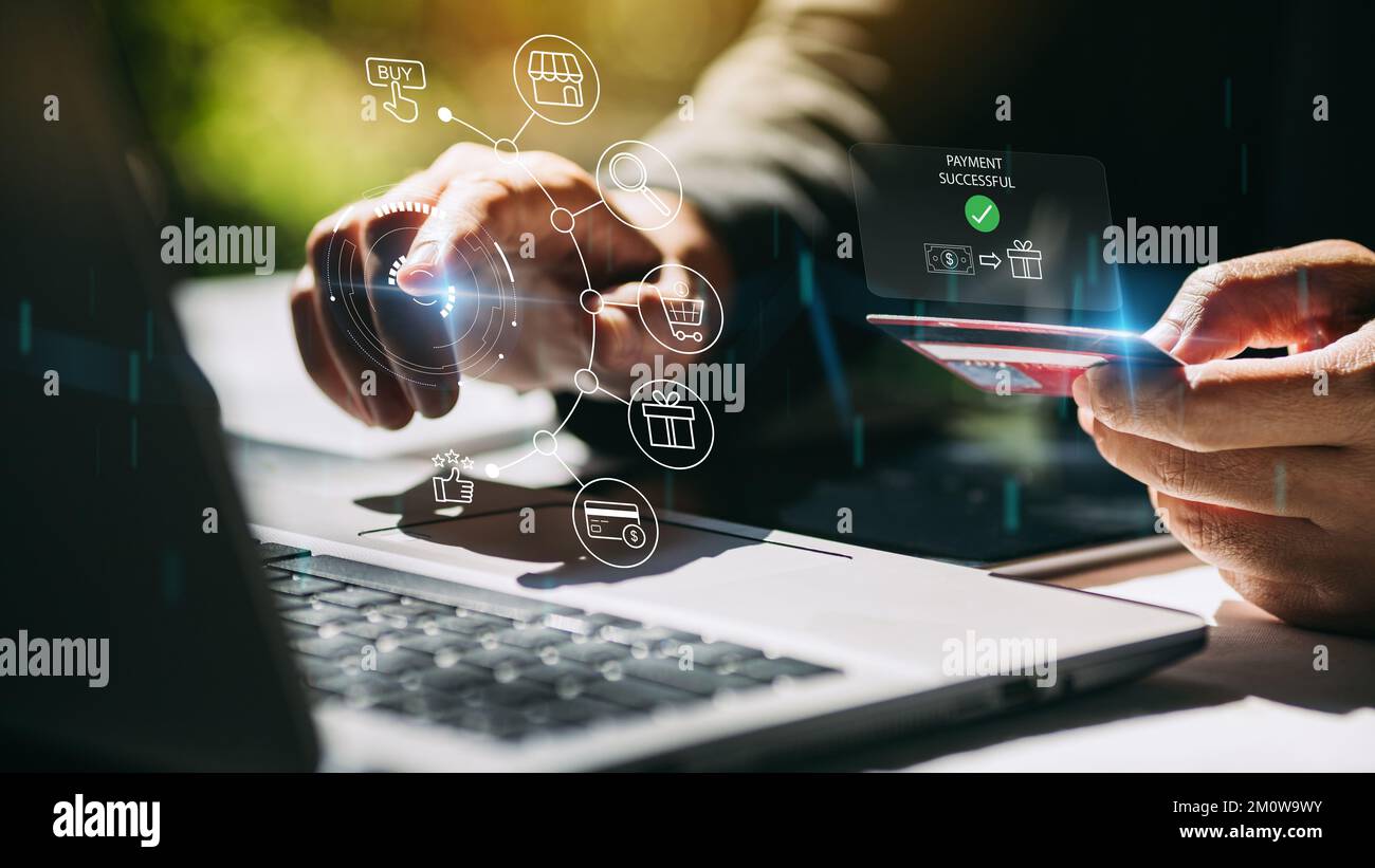 ชื่อ Geschäftsmann mit Notebook-Computer bezahlt Online-Shopping mit virtueller Technologie mit Kreditkarte. Online-Zahlungstransaktion und E-Commerce. Stockfoto