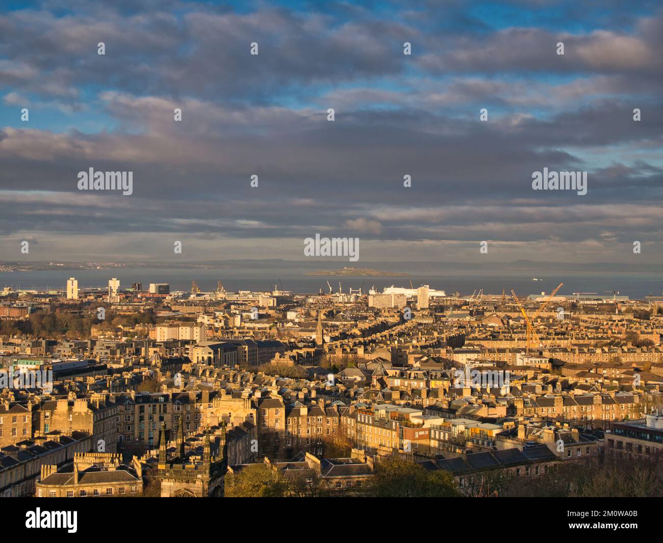 Von Calton Hill aus haben Sie einen Blick über die Stadt Edinburgh nach Leith und den Firth of Forth. Im Wintersonnenschein aufgenommen. Stockfoto