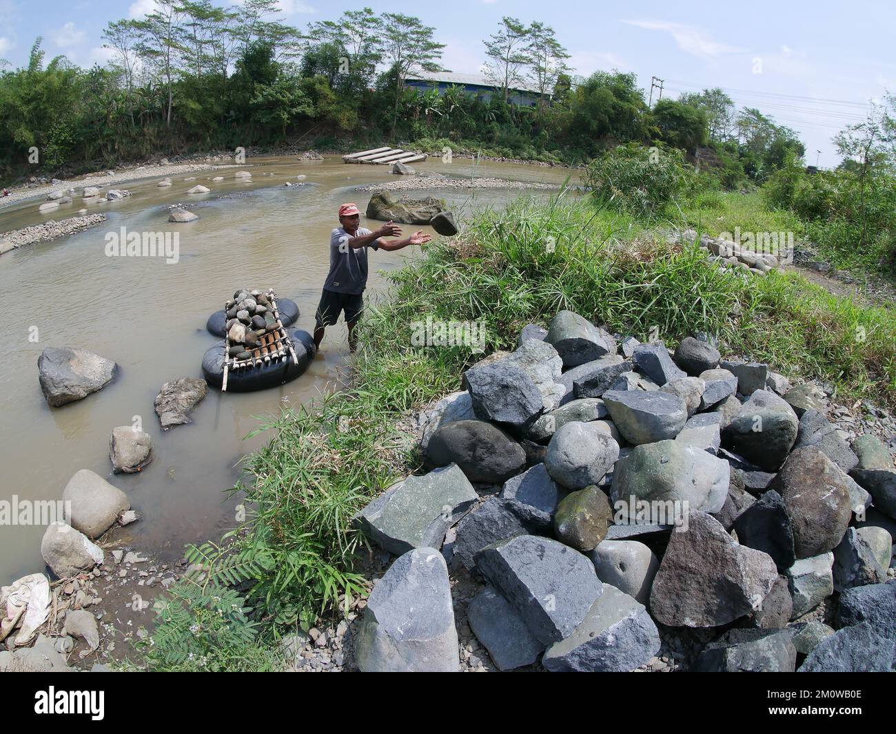 Traditionelle Kolien nehmen tagsüber Steine aus dem Fluss, um sie als Baumaterialien zu verkaufen Stockfoto